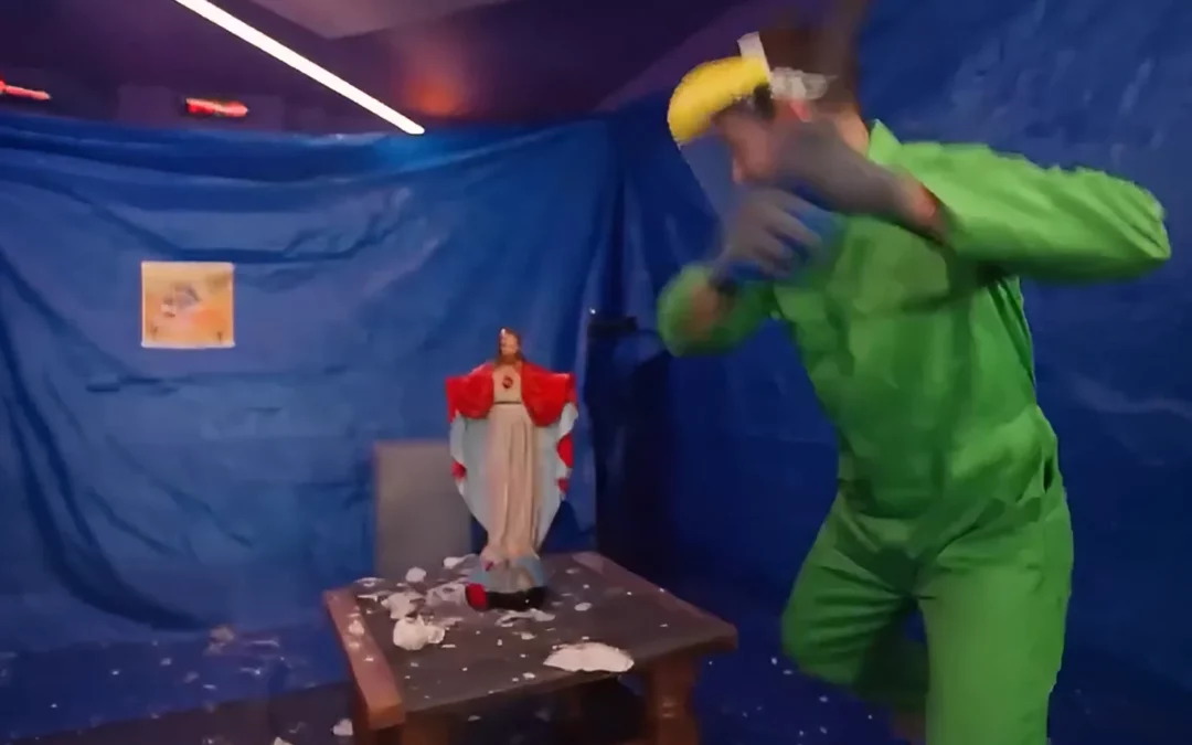 Een Mariabeeld stukslaan, is dat grappig of dom? (Opinie De Morgen)